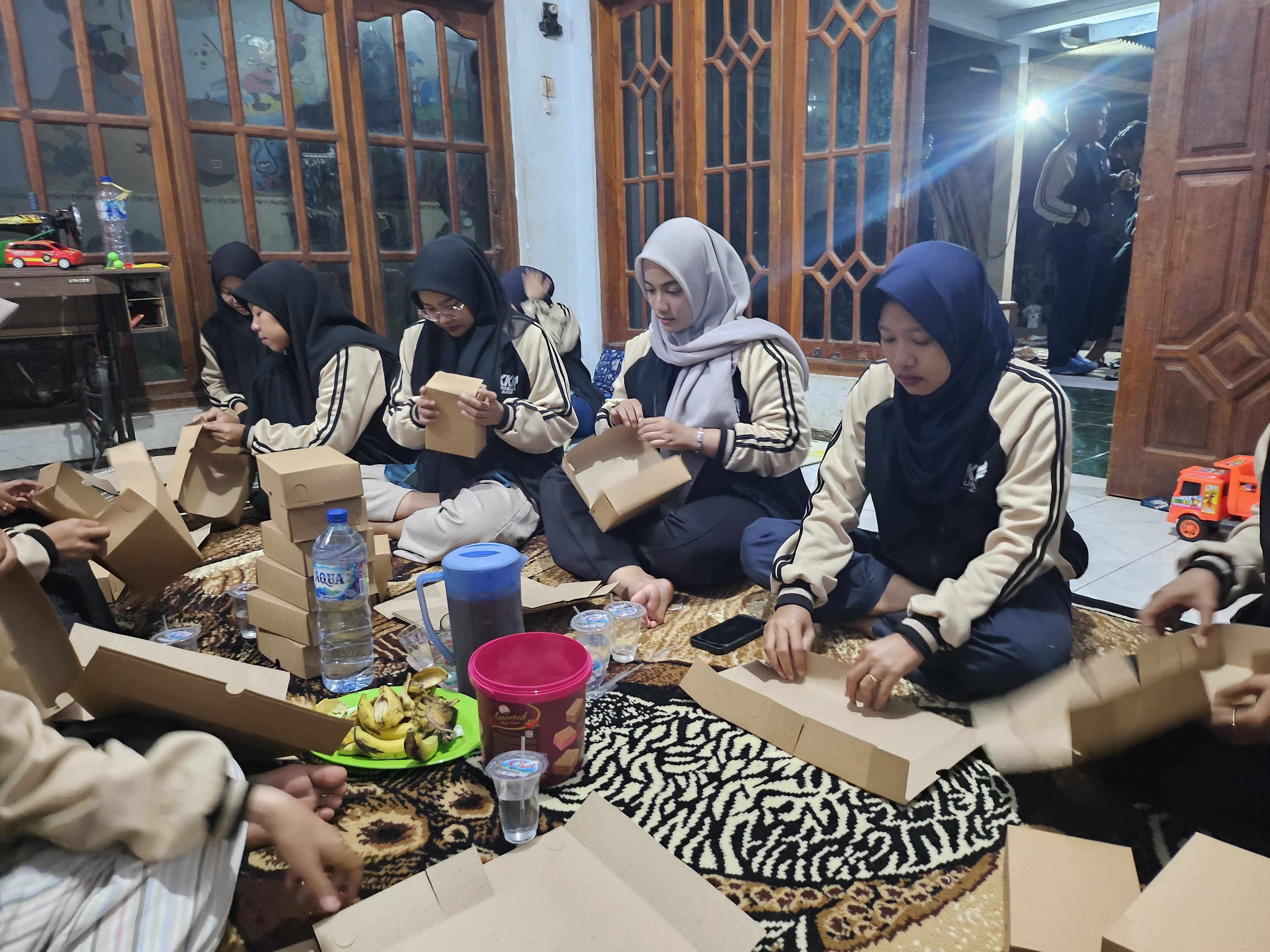 Mahasiswa KKN membantu persiapan konsumsi