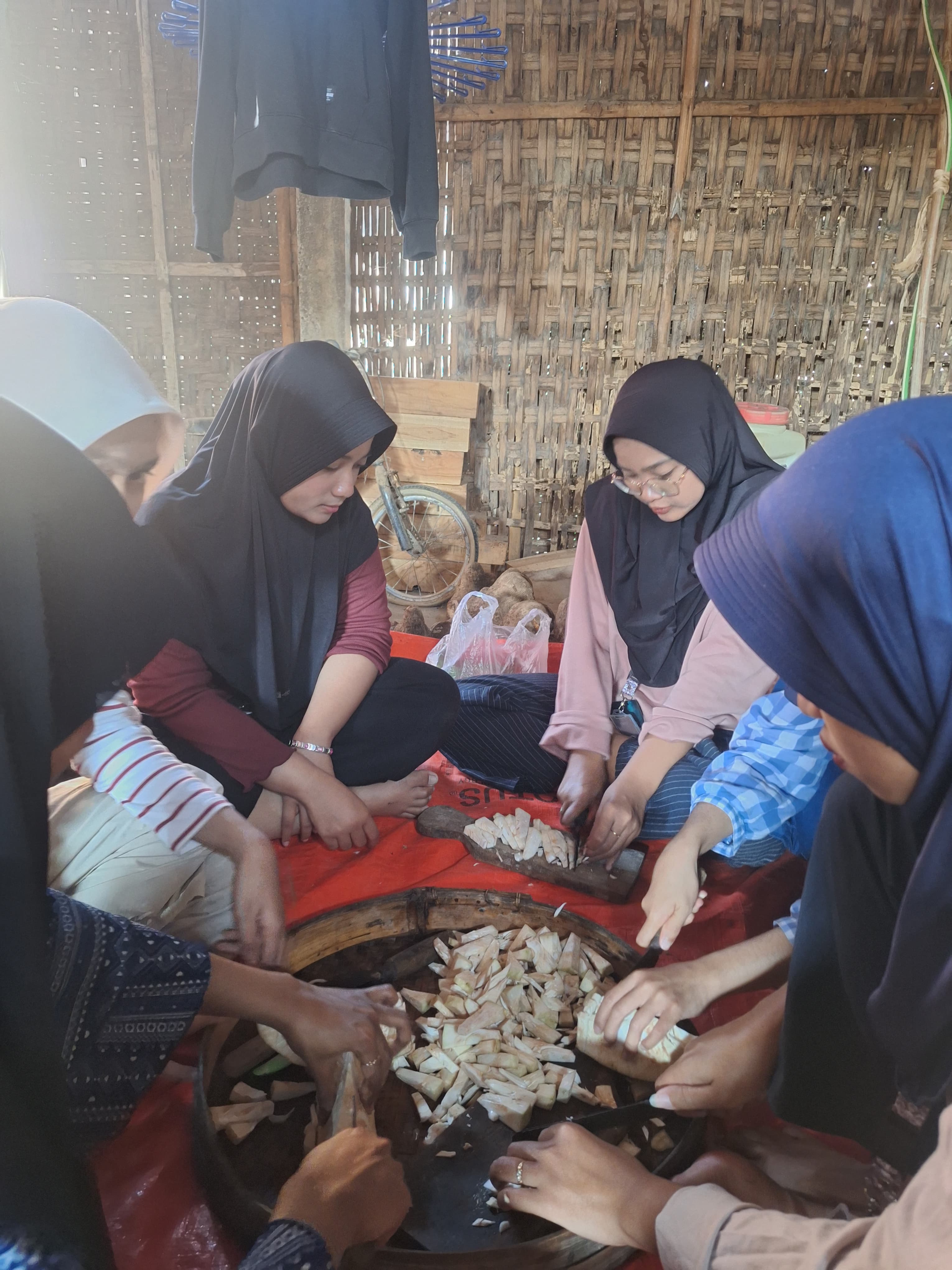 Kegiatan rewang bersama warga