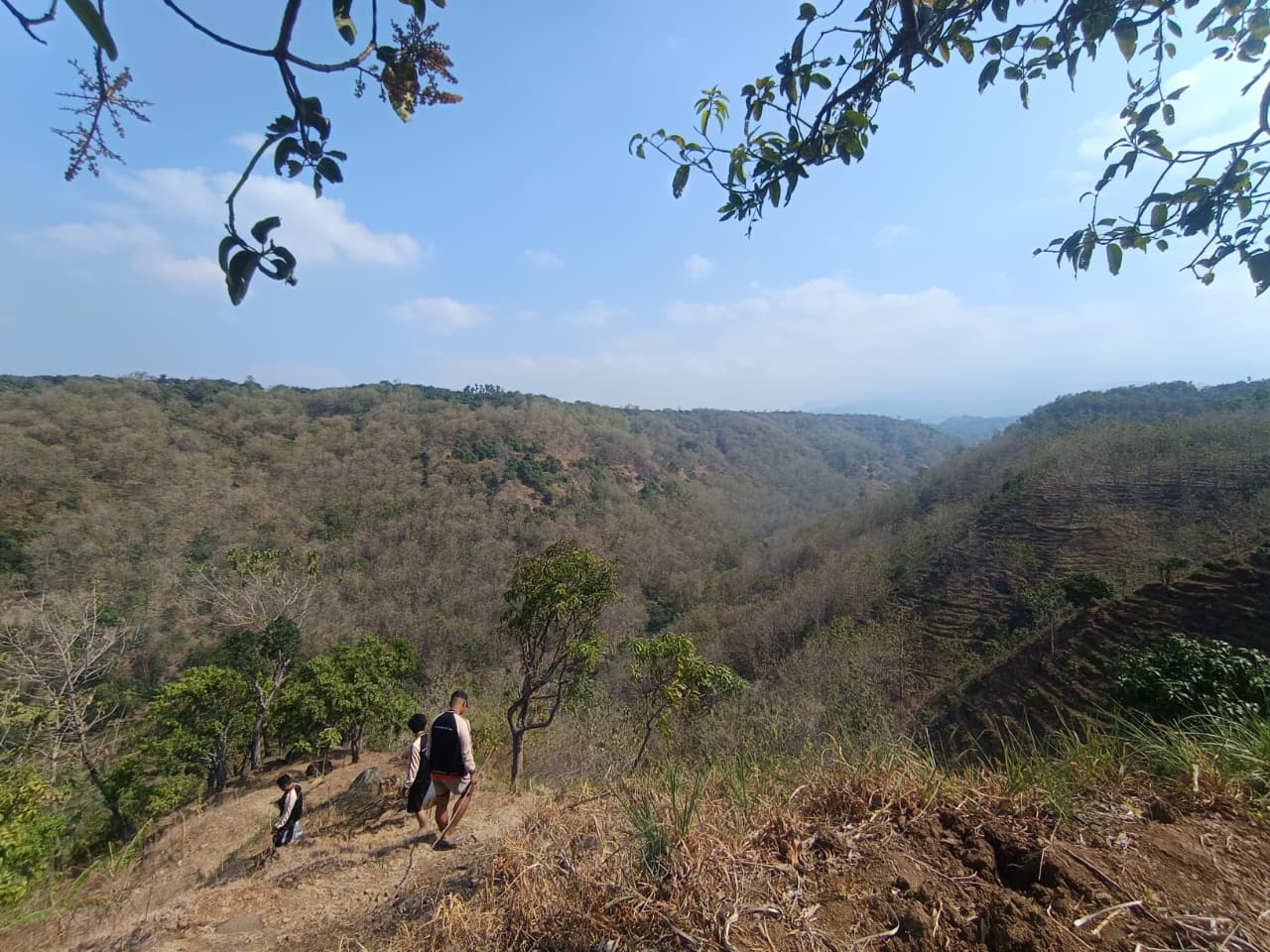 Pemandangan perbukitan di kawasan Goa Ngrancangan
