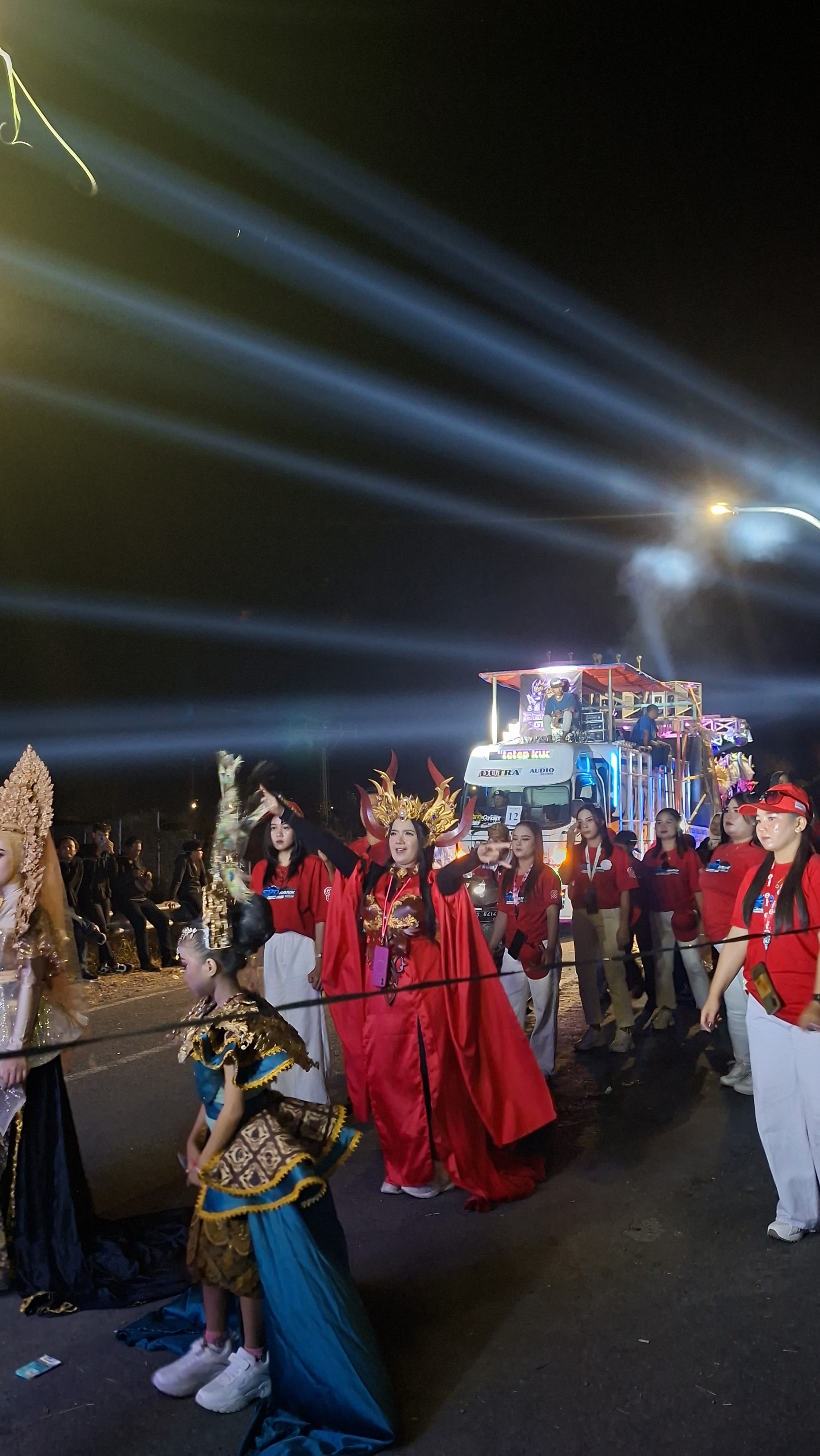 Kendaraan sound system dalam Karnaval Horeg